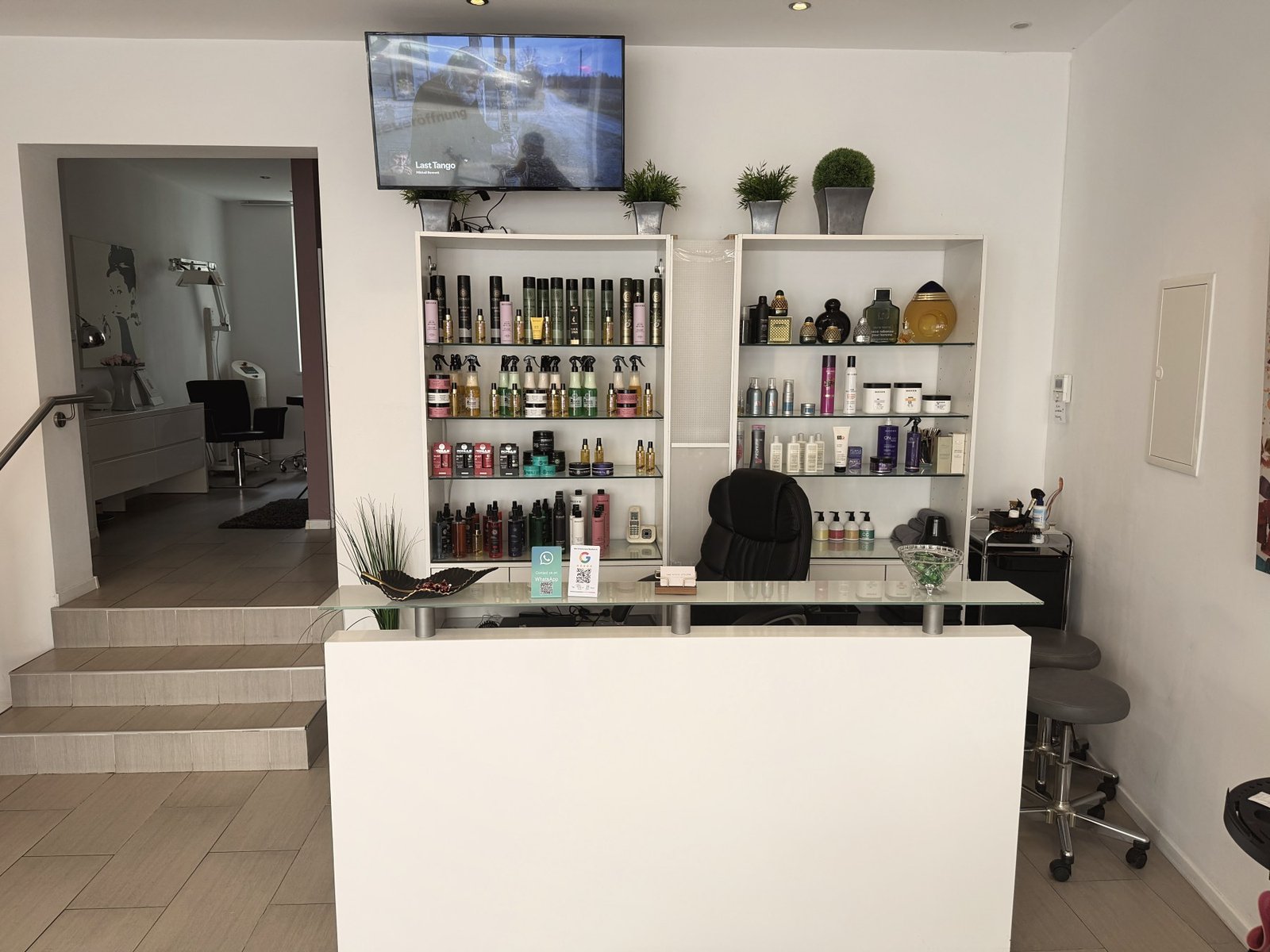Empfangsbereich von THE STYLE ATELIER mit Produktregal