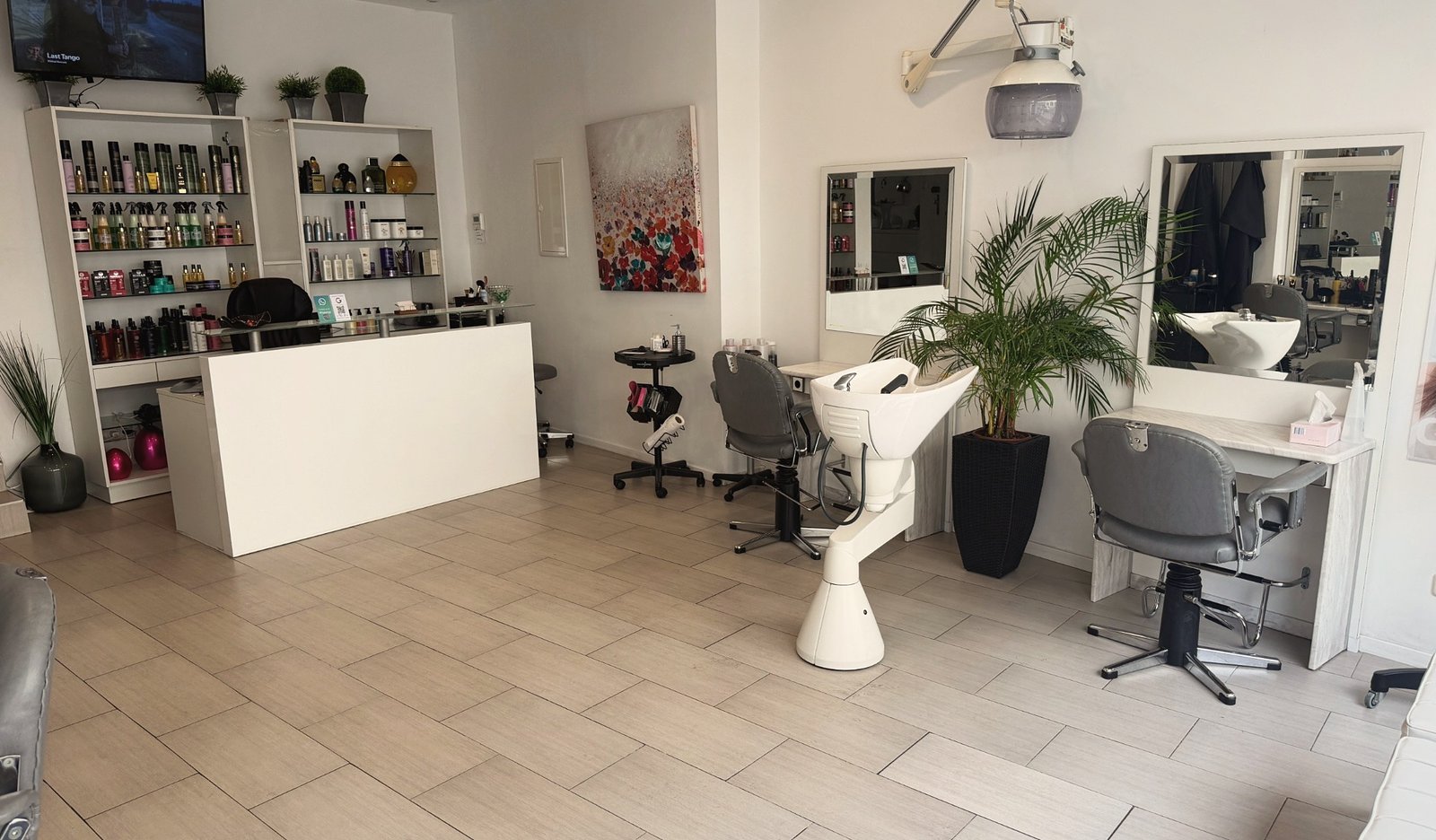 Heller Salonraum von THE STYLE ATELIER in Hannover mit Waschplatz und Bedienplätzen
